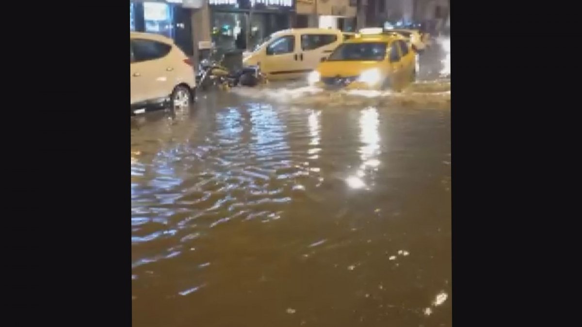 İzmir’i sağanak vurdu: Ev ve iş yerlerini su bastı, yol çöktü #6