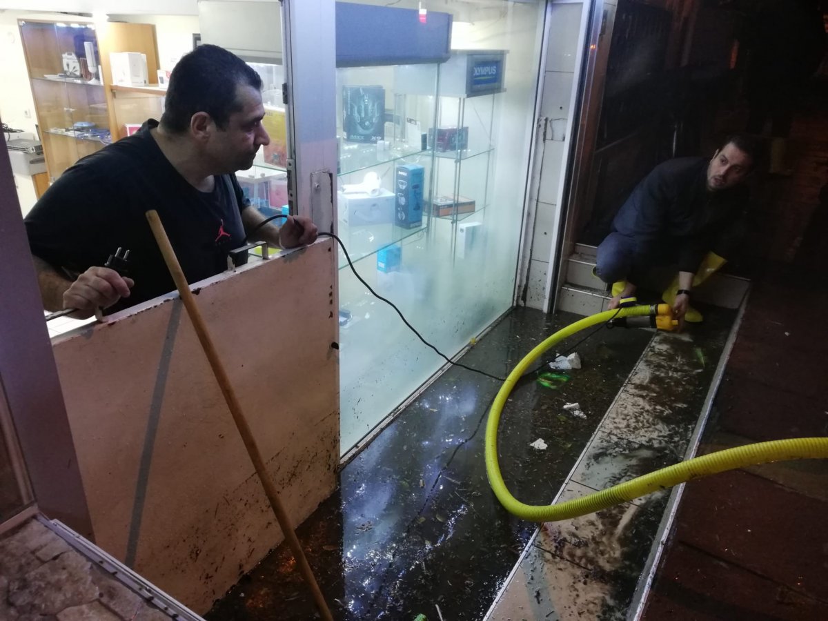 İzmir’i sağanak vurdu: Ev ve iş yerlerini su bastı, yol çöktü #5