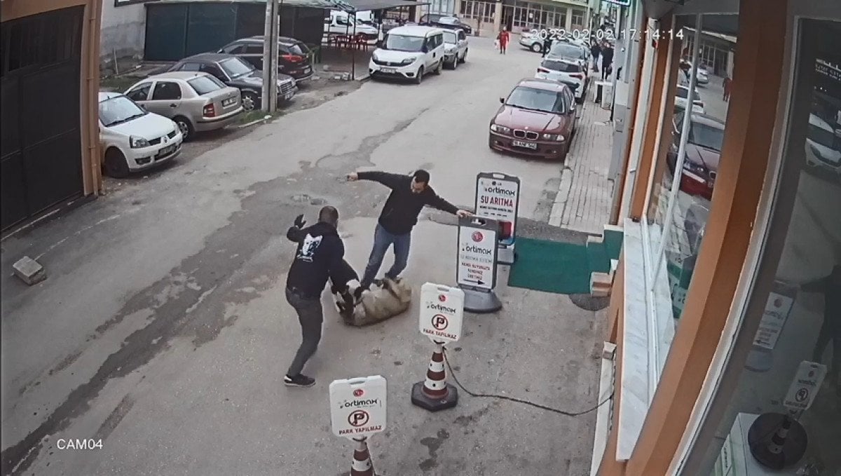 Bursa’da selfie çekerken, tasmasız pitbull sokak köpeğine saldırdı #4
