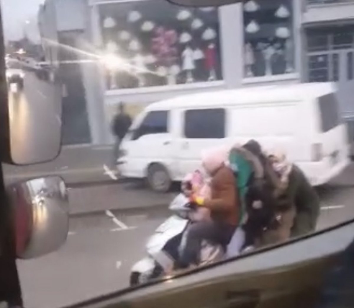 Bursa da 1 motosiklete binen 5 kişinin ölüme yolculuğu kamerada #4