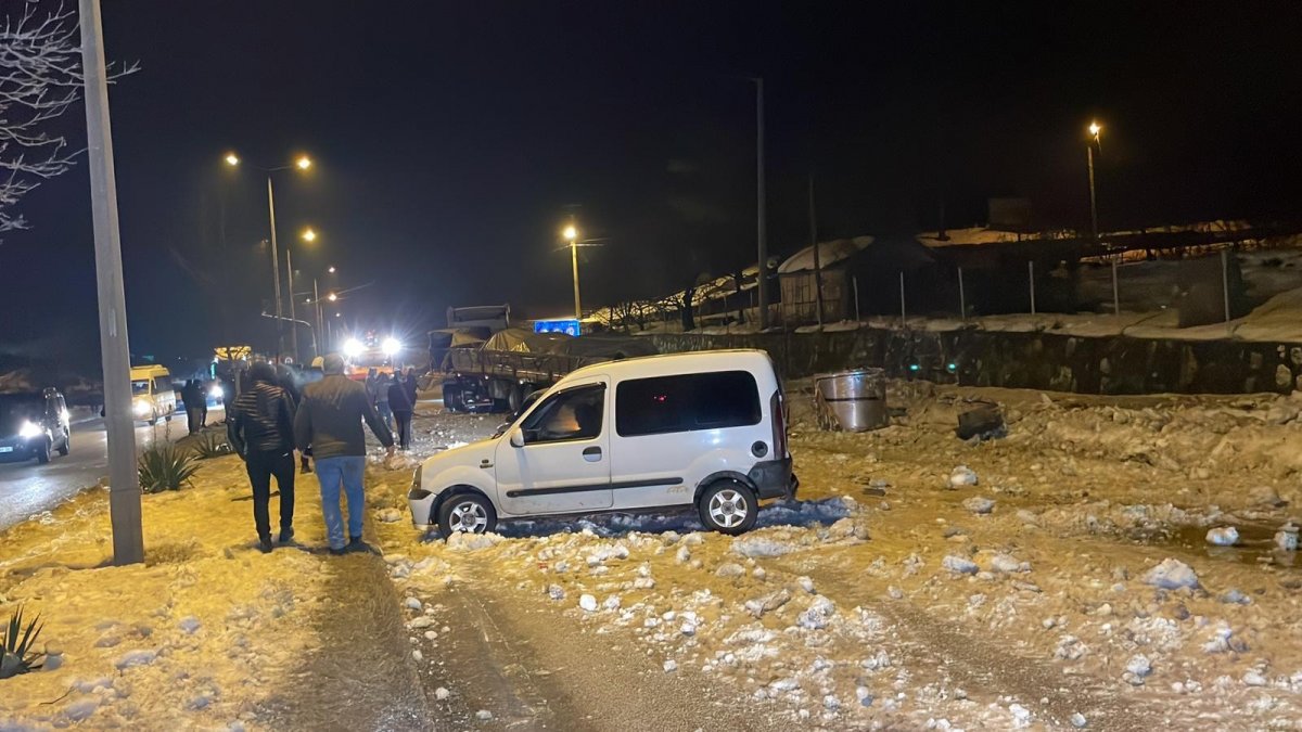 Düzce de buzlanan yol zincirleme kaza getirdi, 25 araç birbirine girdi #5