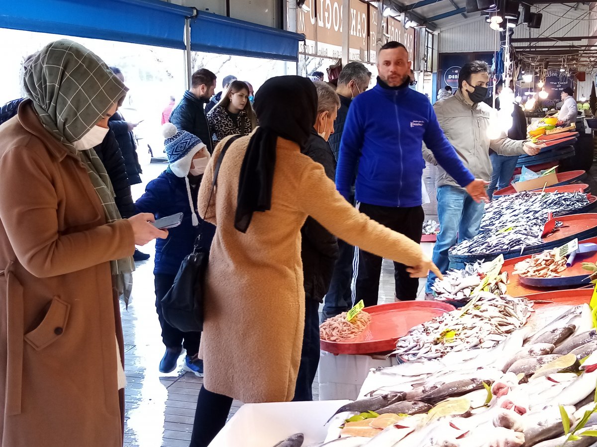 Bandırma balık halinde hamsi bolluğu yaşanıyor
