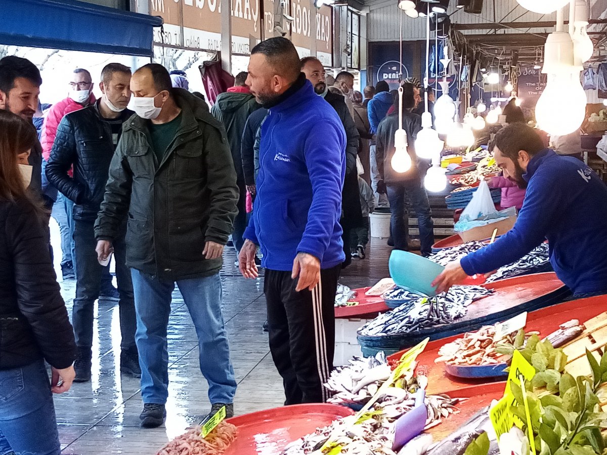 Bandırma balık halinde hamsi bolluğu yaşanıyor