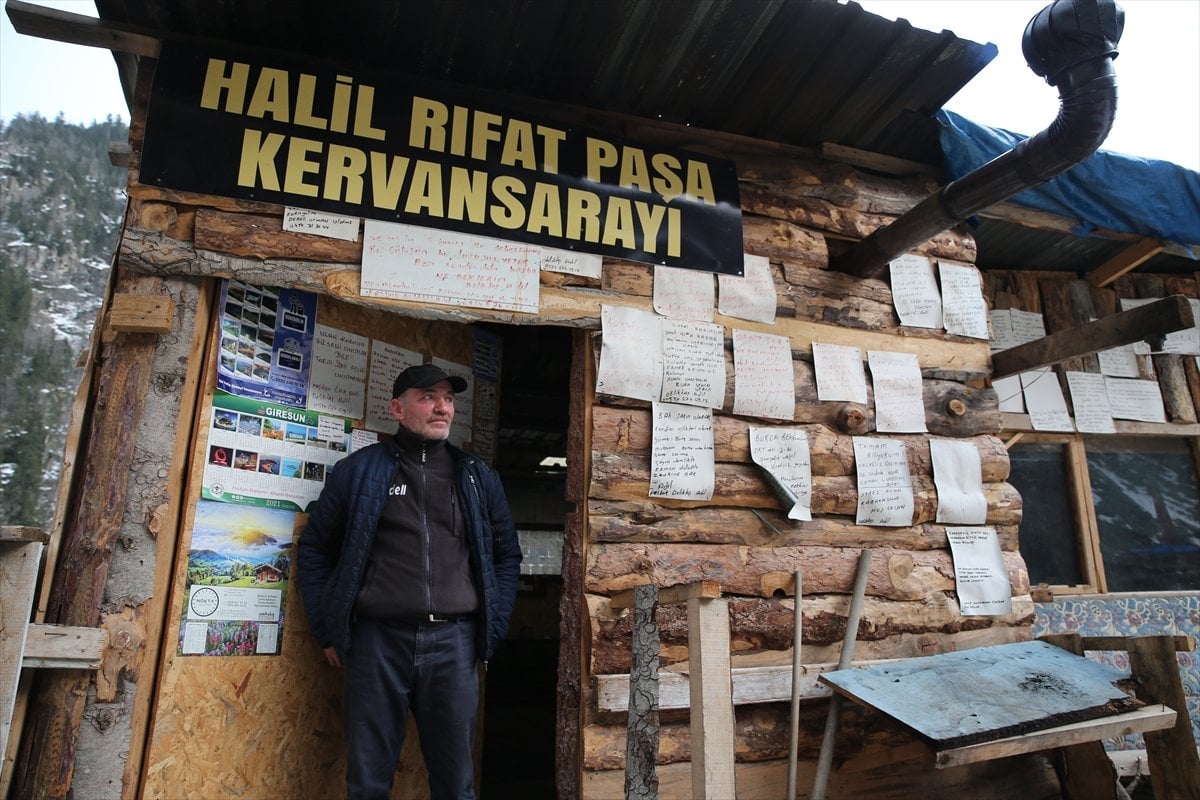 Giresun da  Kervansaray  dediği kulübesinin kapısını yolcular için 24 saat açık tutuyor #1