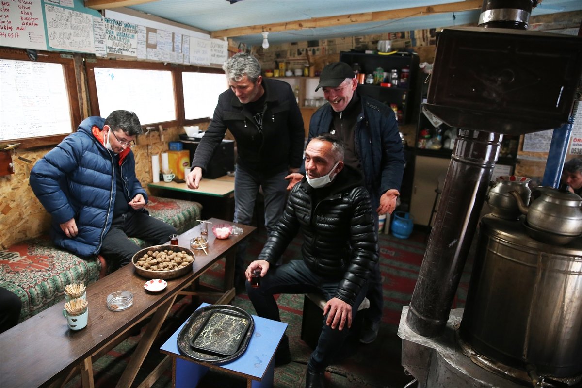 Giresun da  Kervansaray  dediği kulübesinin kapısını yolcular için 24 saat açık tutuyor #7