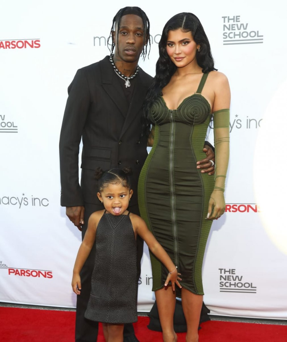Kylie Jenner, oğlunu kucağına aldı #3
