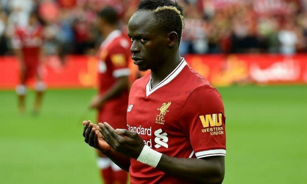 Sadio Mane yatakta kupayla poz verdi #4