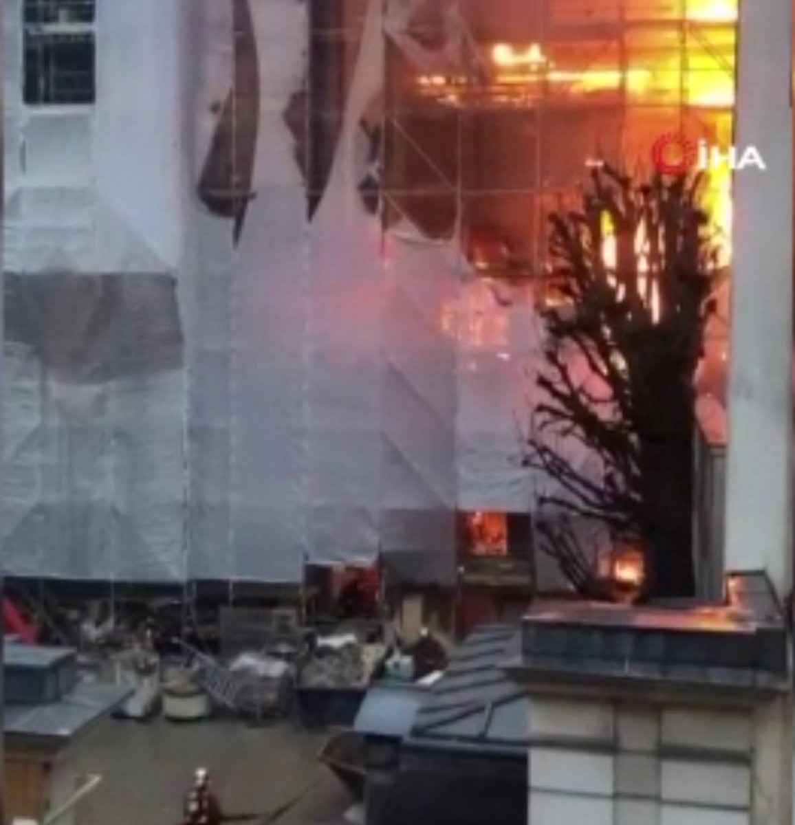 Paris’teki ünlü Orsay Müzesi yakınında yangın çıktı #1