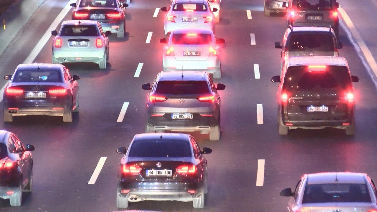 İstanbul da, ilk iş gününde trafik yoğunluğu oluştu #3