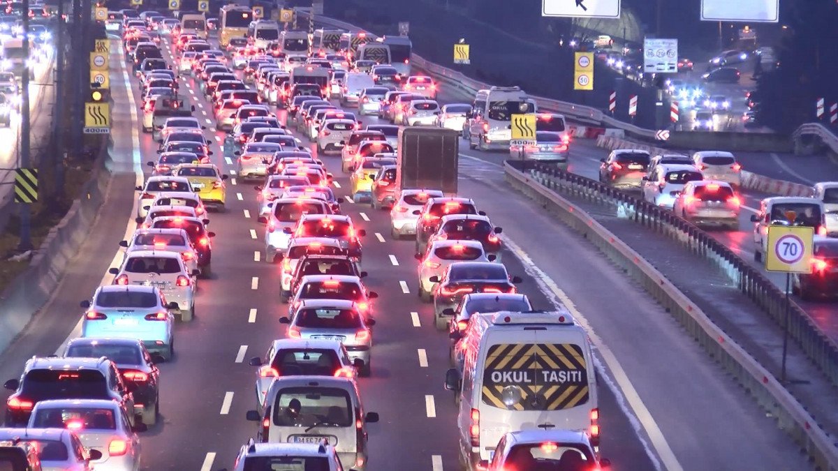 İstanbul da, ilk iş gününde trafik yoğunluğu oluştu #1