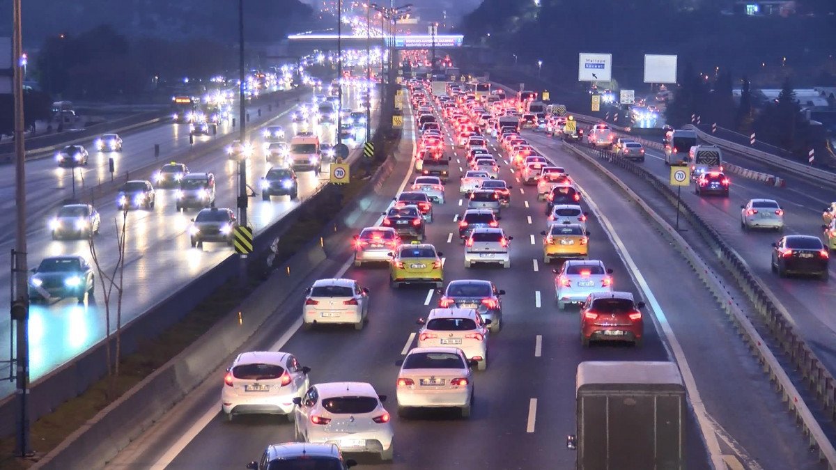 İstanbul da, ilk iş gününde trafik yoğunluğu oluştu #6