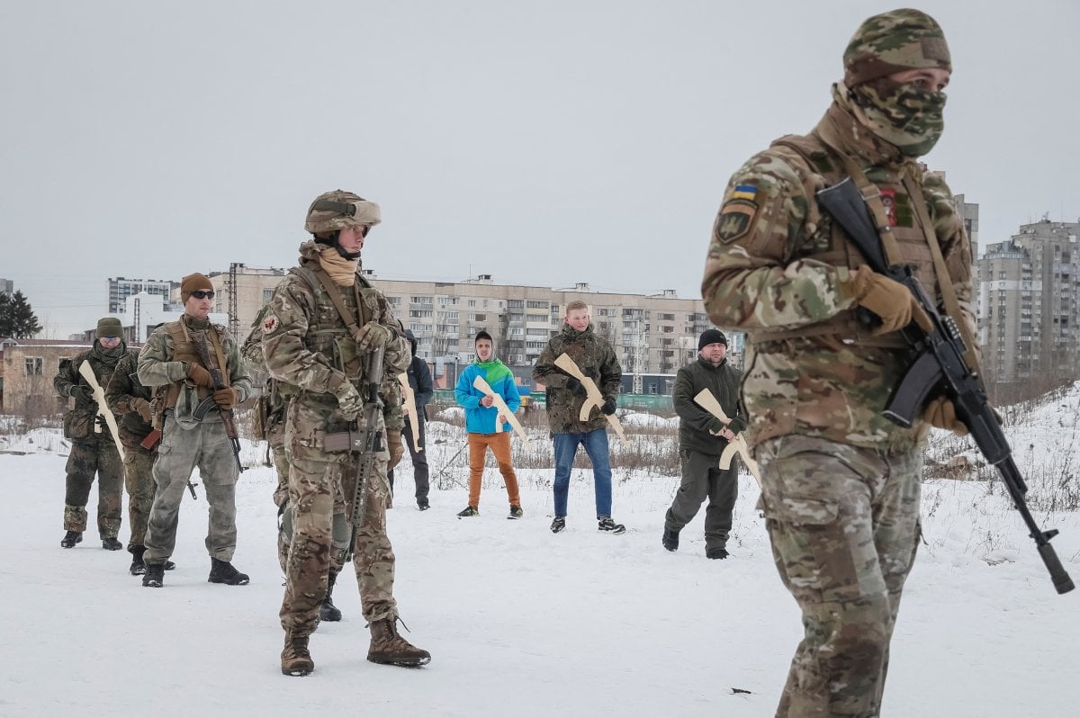 Ukrayna da sivillere silah eğitimi devam ediyor #1