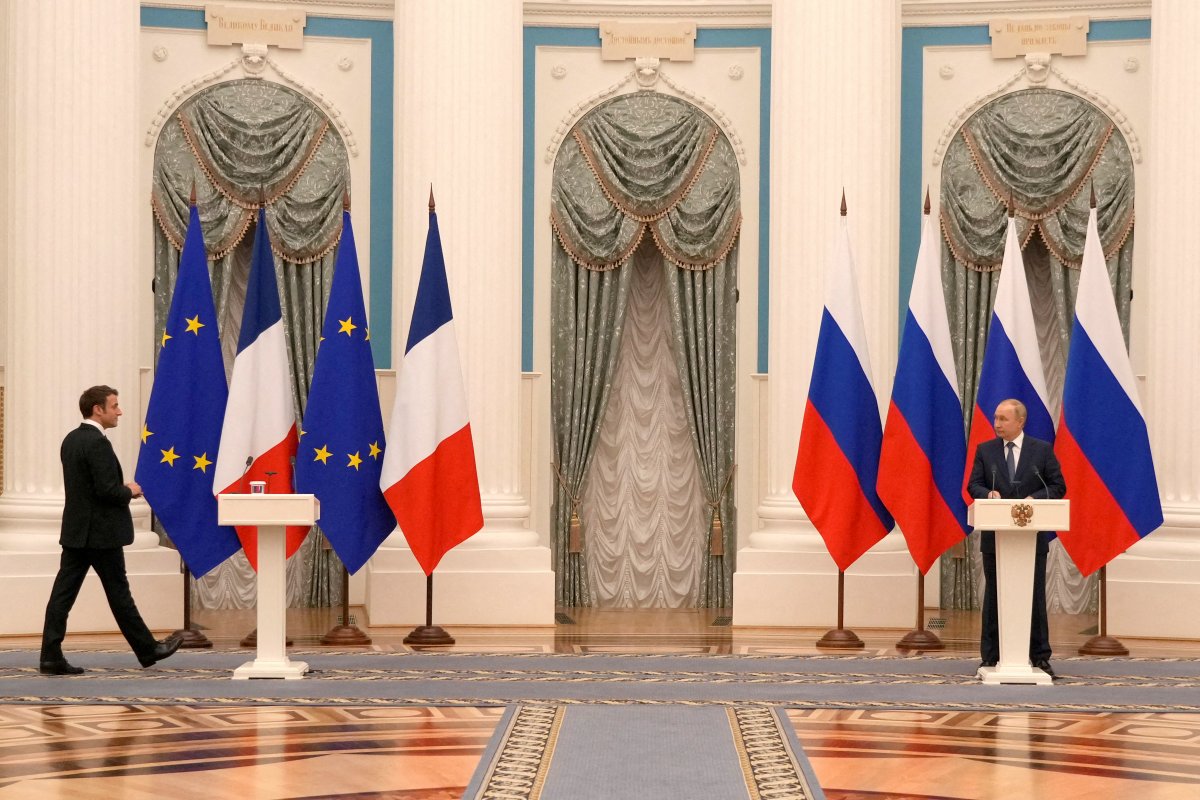 Vladimir Putin ile Emmanuel Macron arasındaki mesafe gündem oldu #2