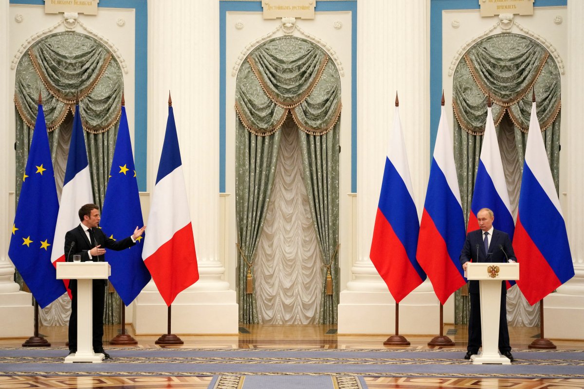 Vladimir Putin ile Emmanuel Macron arasındaki mesafe gündem oldu #4