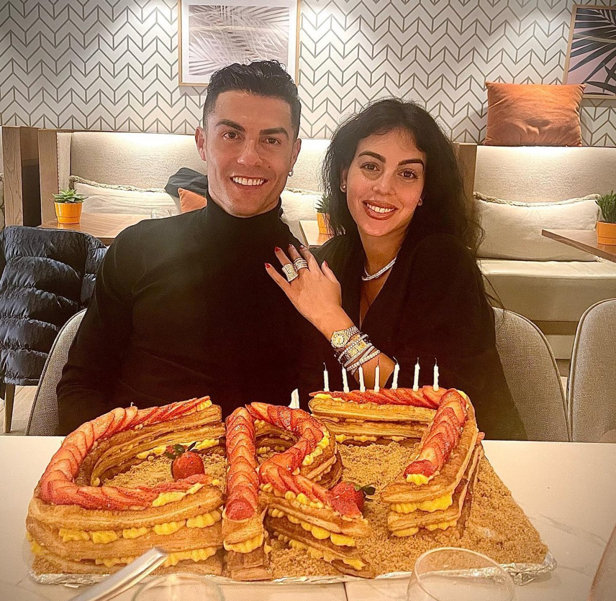 Ronaldo 37. yaşına sevgilisiyle girdi #2