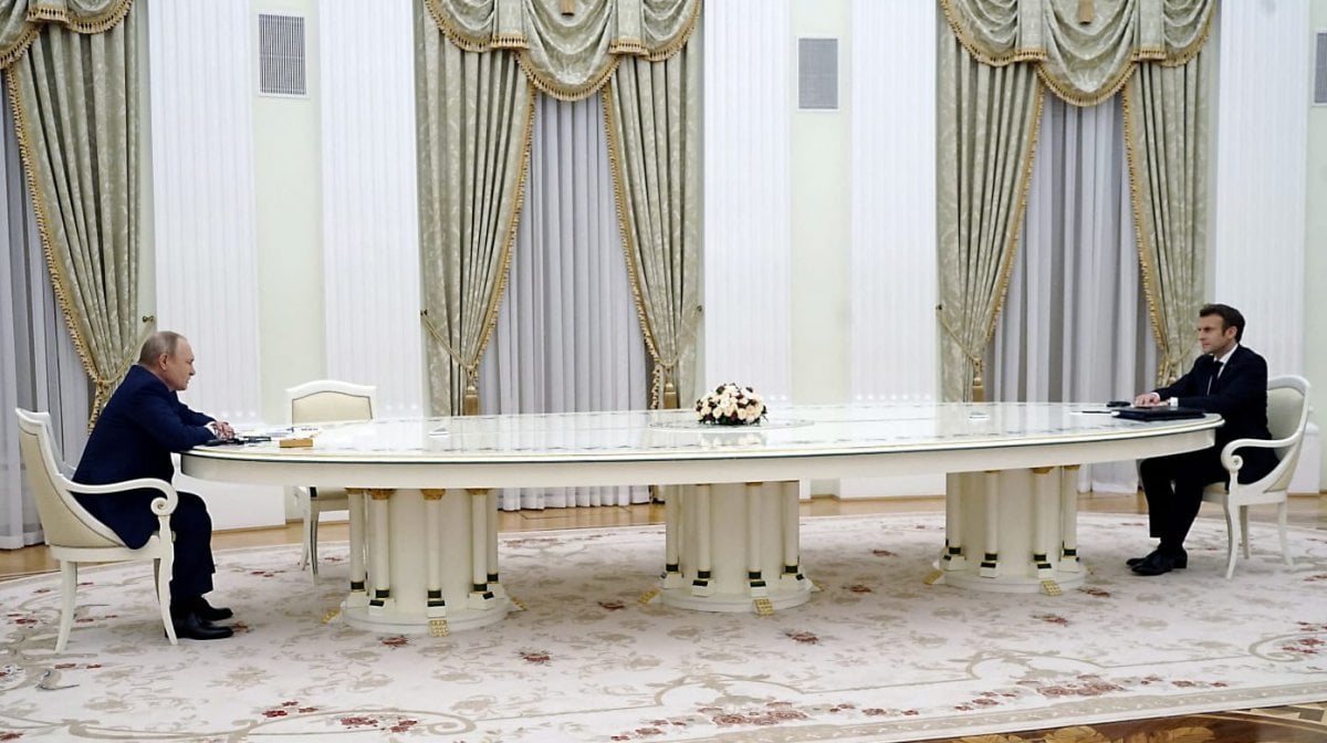 Fransa Cumhurbaşkanı Macron un, uzun masaya oturtulma sebebi ortaya çıktı #1