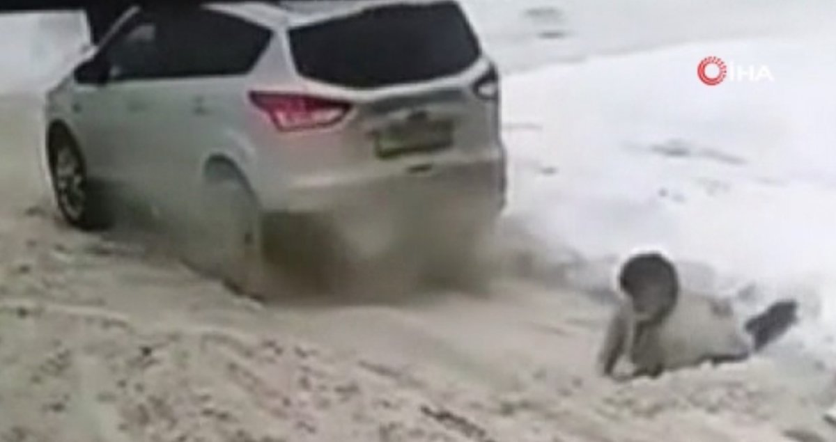 Rusya da bir sürücü aracıyla yaşlı kadının üzerinden geçti #3
