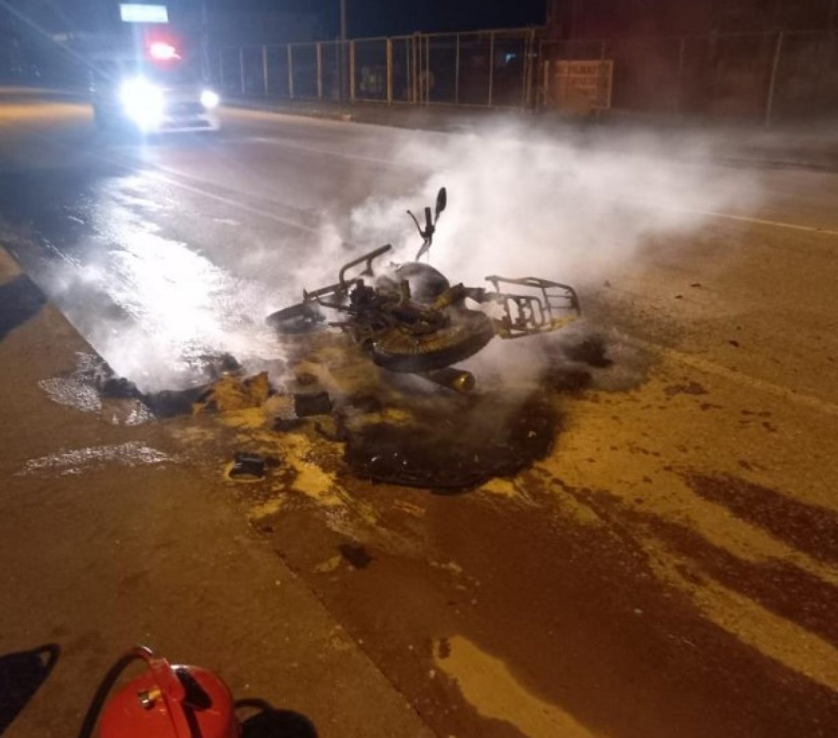 Sakarya da uygulamaya takılan sürücü motosikleti ateşe verip kaçtı #1