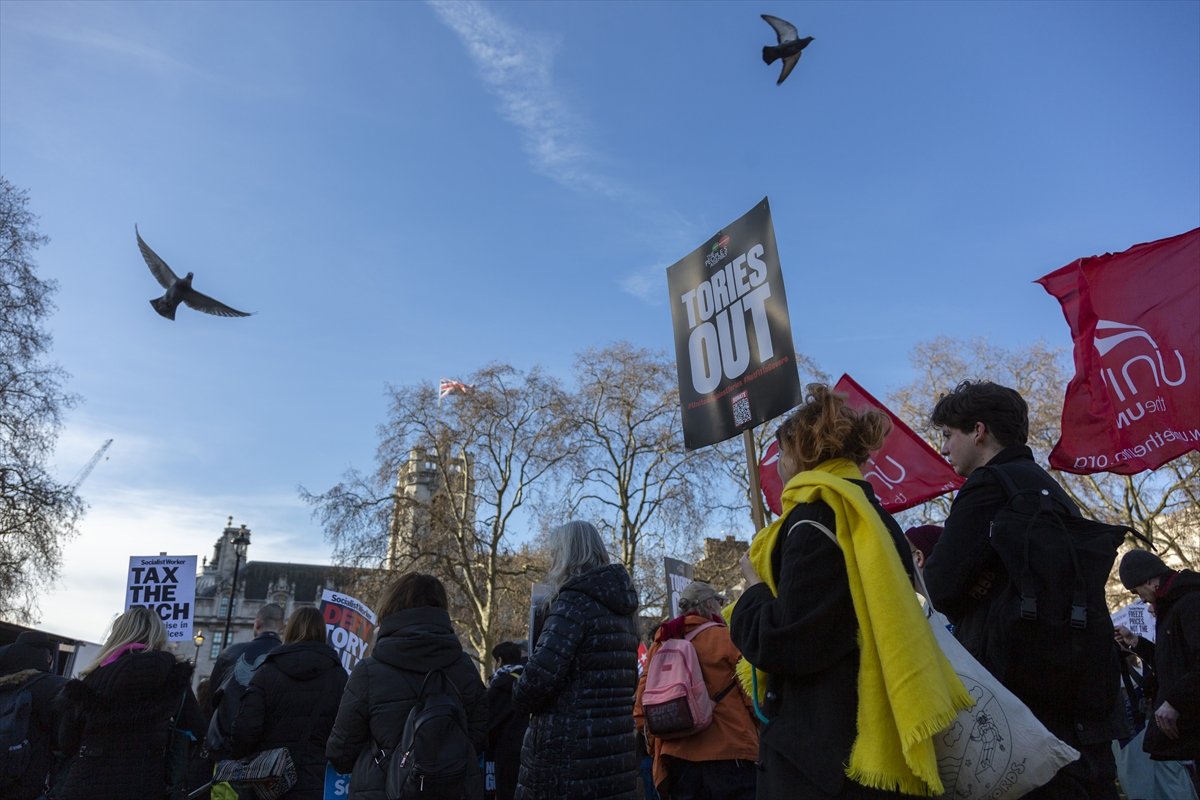 İngiltere de enerji faturaları ve gıda fiyatlarındaki artış protesto edildi #9