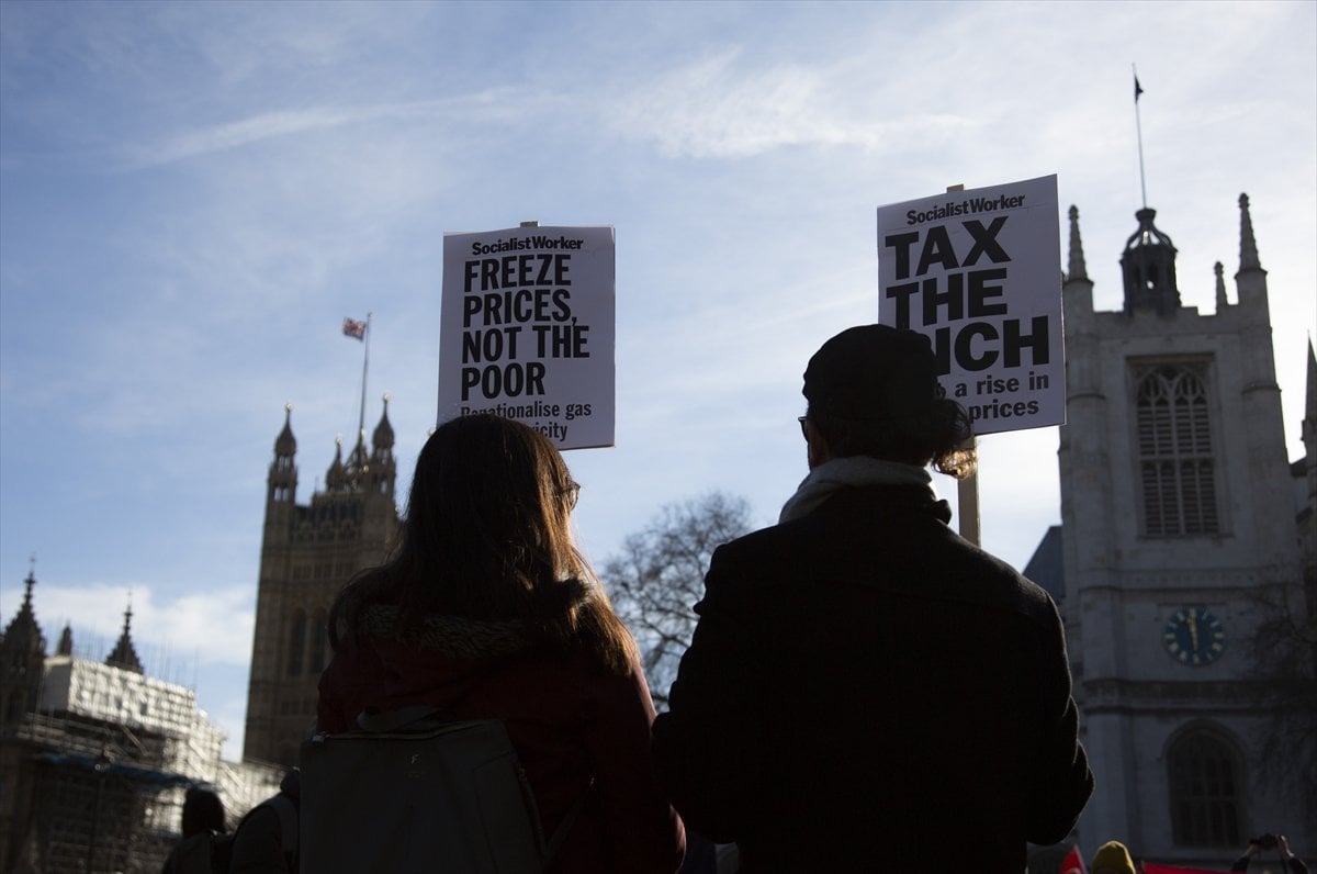 İngiltere de enerji faturaları ve gıda fiyatlarındaki artış protesto edildi #1