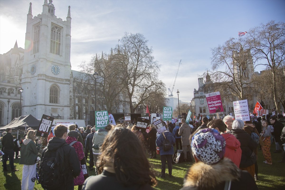 İngiltere de enerji faturaları ve gıda fiyatlarındaki artış protesto edildi #11
