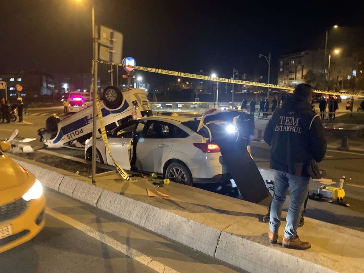 Gaziosmanpaşa da polis aracı takla attı: 2 polis yaralı #1