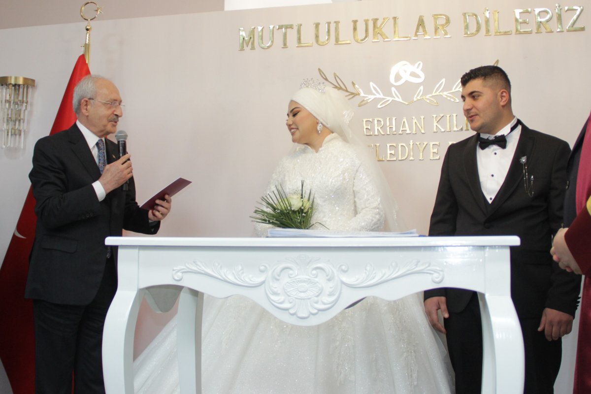 Kemal Kılıçdaroğlu, katıldığı nikahta geline bilezik taktı  #4