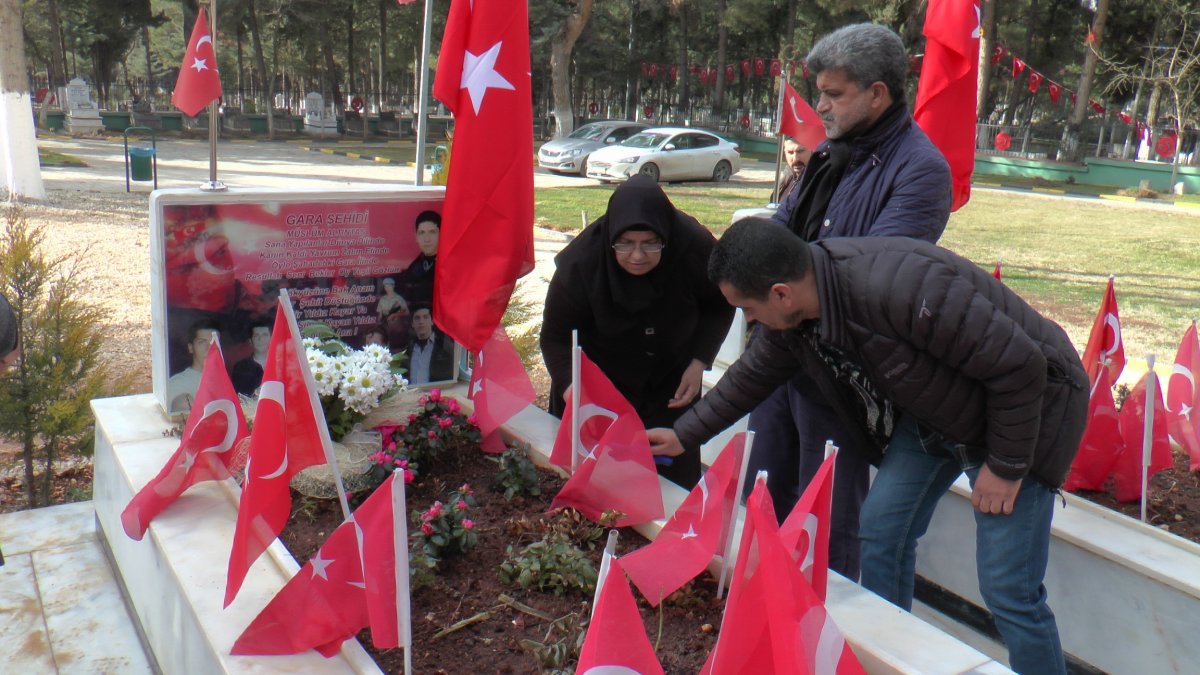 Evlat nöbetindeki ailelerden Gara şehitlerinin mezarına ziyaret #3