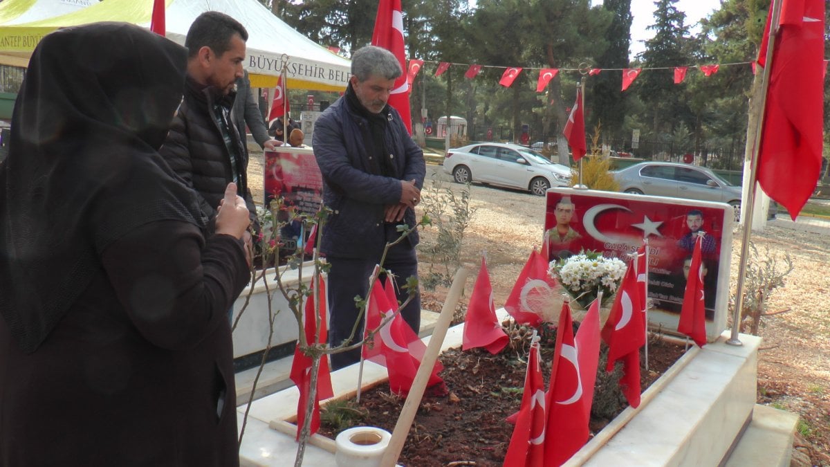 Evlat nöbetindeki ailelerden Gara şehitlerinin mezarına ziyaret #2