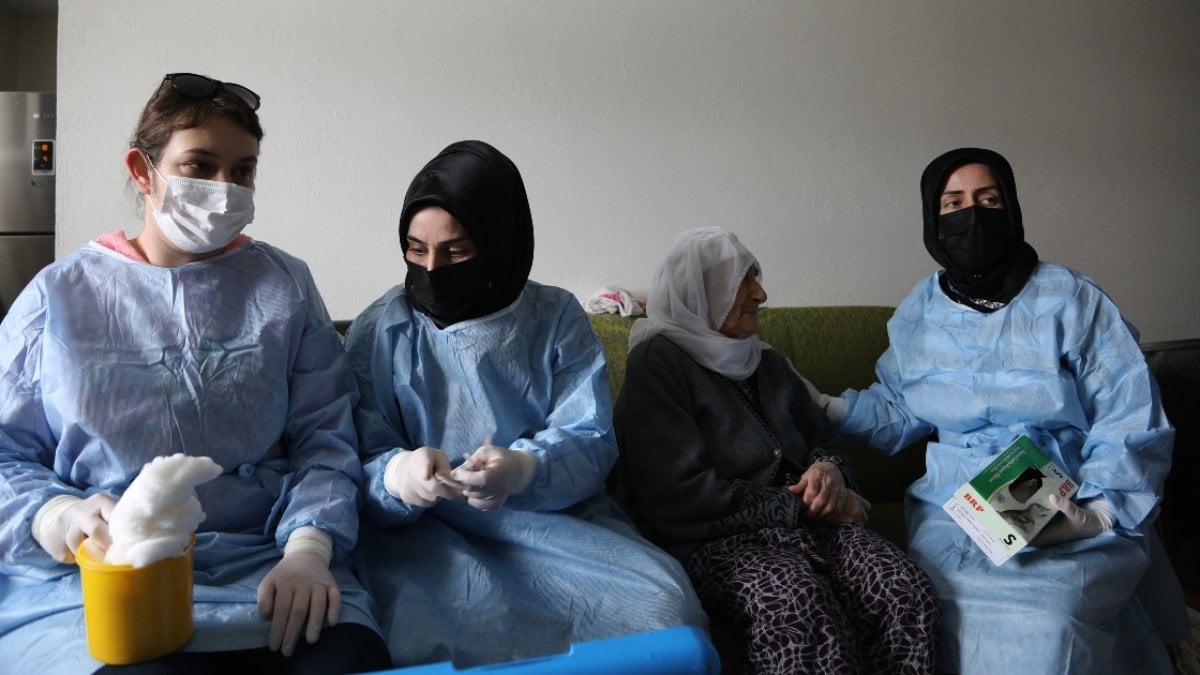 Bingöl de 88 yaşındaki Fatma nineyi aşılamak için karlı yolları aştılar #1