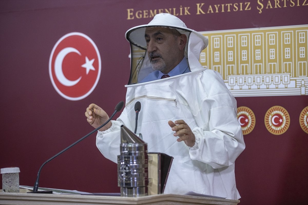 CHP li Mustafa Adıgüzel TBMM de arıcı kıyafetiyle konuştu #2