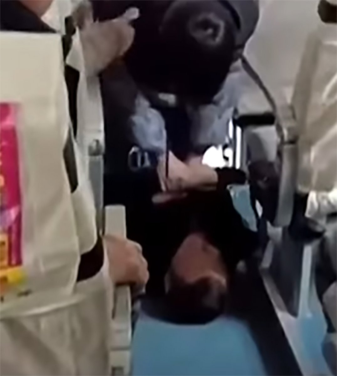Çin de yolcu, seyir halindeki araçta direksiyonu ele geçirmeye çalıştı #3