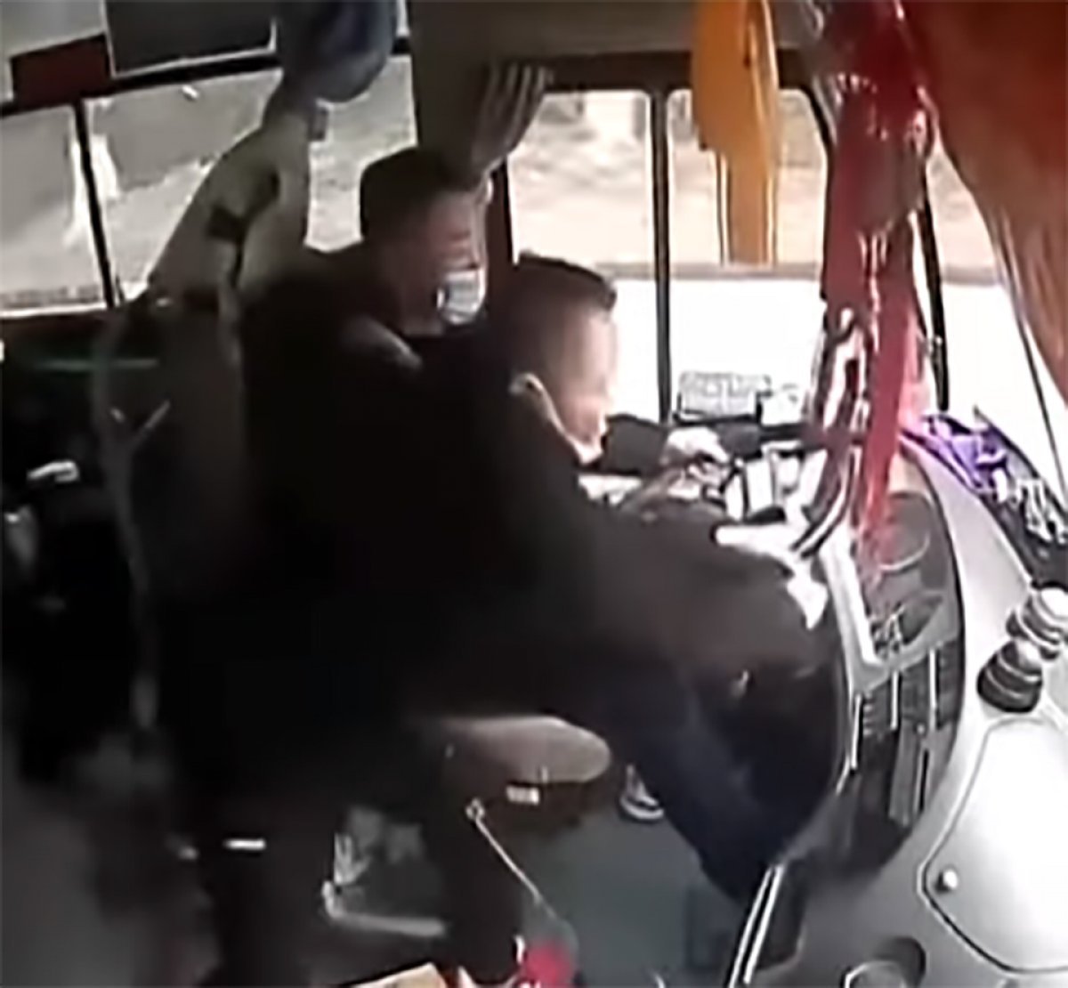 Çin de yolcu, seyir halindeki araçta direksiyonu ele geçirmeye çalıştı #1