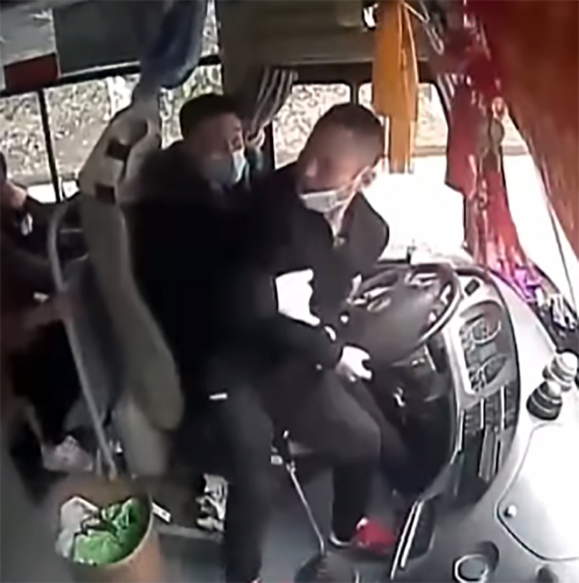 Çin de yolcu, seyir halindeki araçta direksiyonu ele geçirmeye çalıştı #2