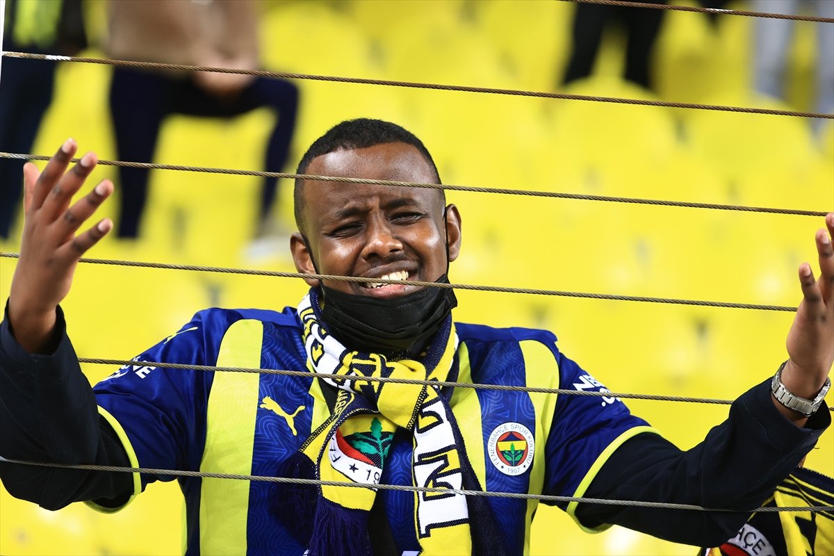 Fenerbahçe nin mağlubiyeti sonrası taraftarlar isyan etti #2