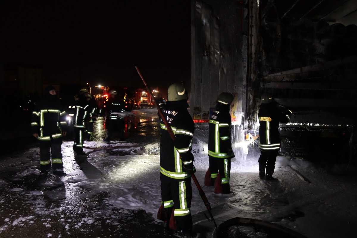 Kayseri de yangın çıktı: 10 dükkan ve 3 tır hasar aldı #4