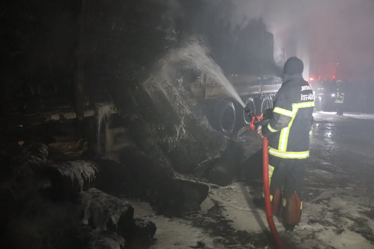 Kayseri de yangın çıktı: 10 dükkan ve 3 tır hasar aldı #5