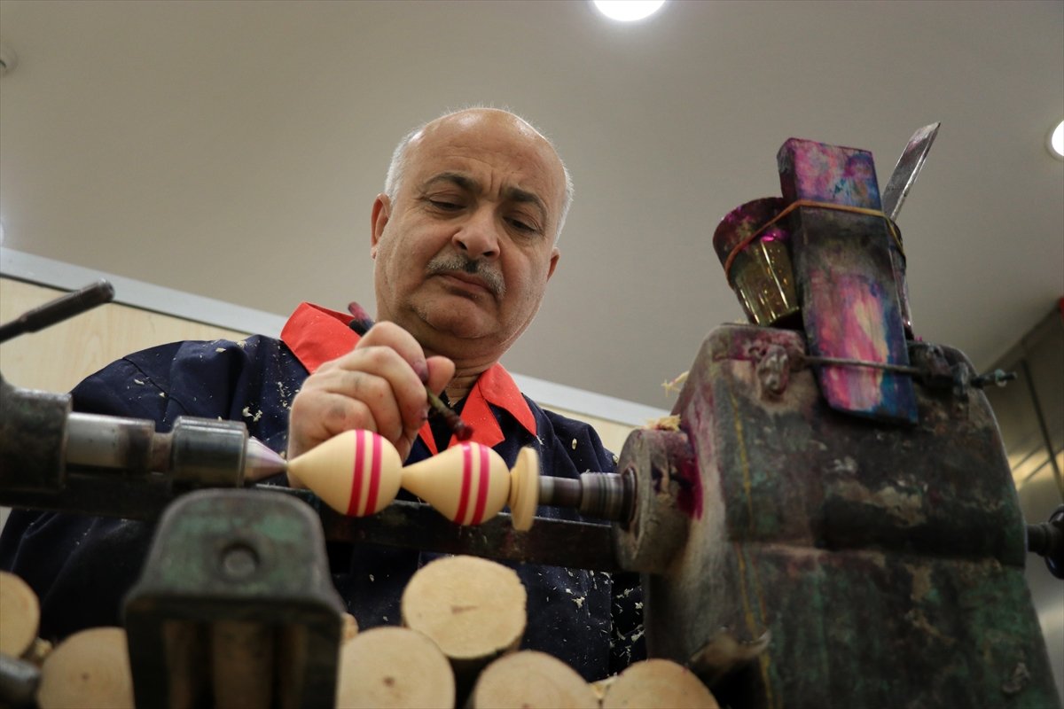 Osmaniyeli mobilyacı, topaç oyuncağı unutulmasın diye şehir şehir geziyor #1