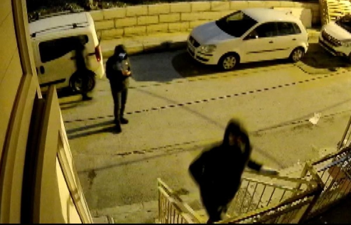 İzmir de evine giren hırsızları karşısında görünce bağırarak kaçırdı #1