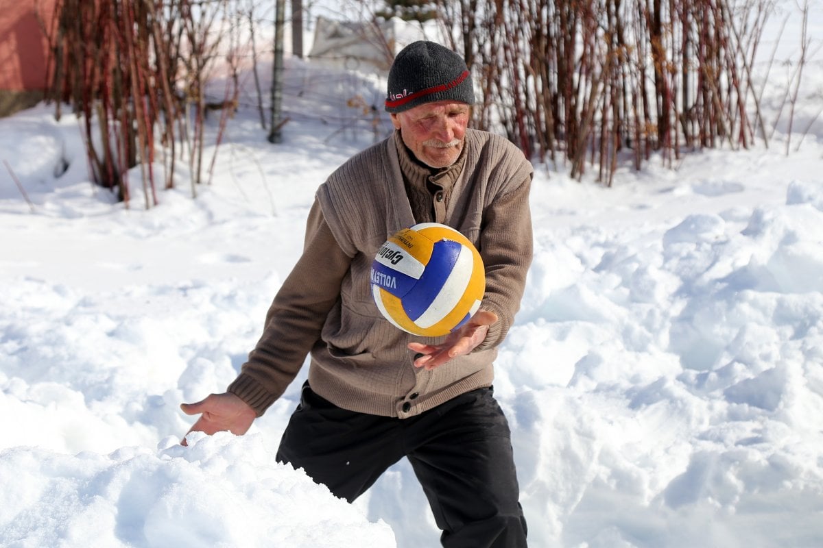 Gümüşhane de 30 yıllık gelenek: Kar voleybolu #1