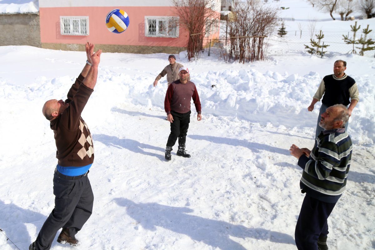Gümüşhane de 30 yıllık gelenek: Kar voleybolu #2