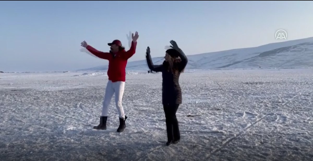 Çıldır Gölü’nü tanıtmak için buzla kaplı yüzeyinde Erik Çıldır Gölü’nü tanıtmak için buzla kaplı yüzeyinde Erik