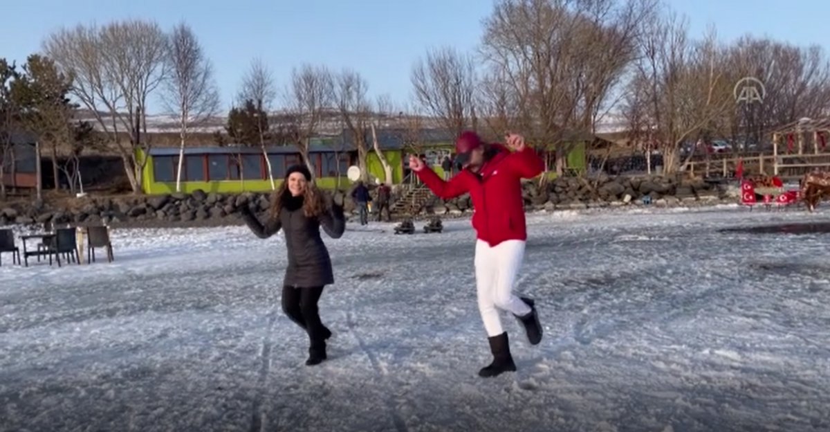 Çıldır Gölü’nü tanıtmak için buzla kaplı yüzeyinde Erik Çıldır Gölü’nü tanıtmak için buzla kaplı yüzeyinde Erik