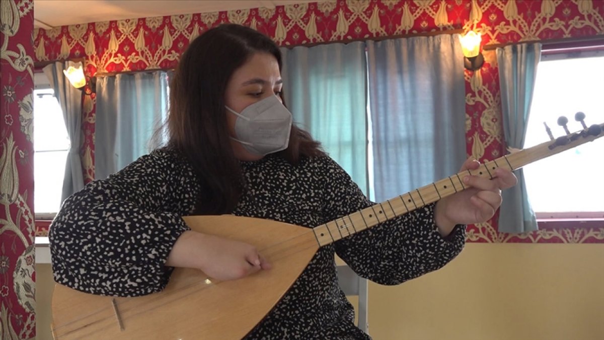 Zeynep, who does not have five children in Istanbul, learned to play baglama #3