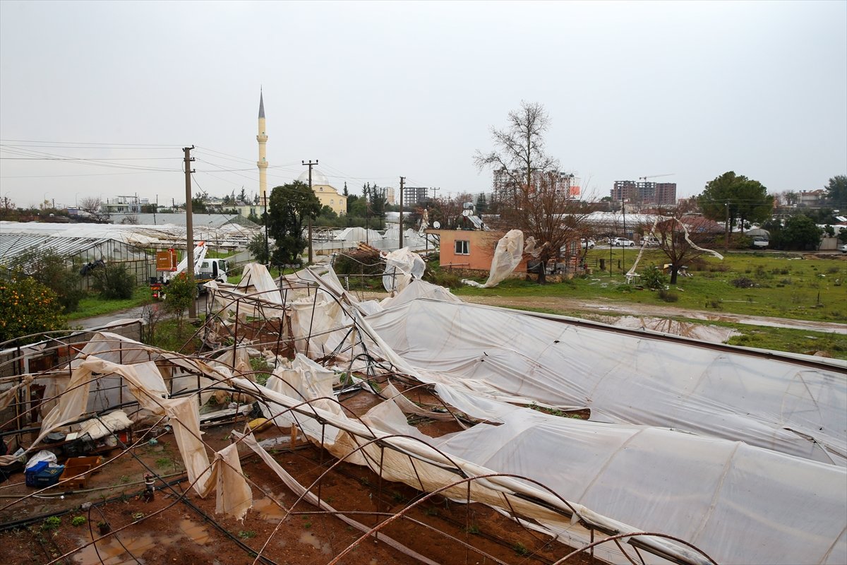 Antalya da hortum ve fırtına, seraları yıktı #1