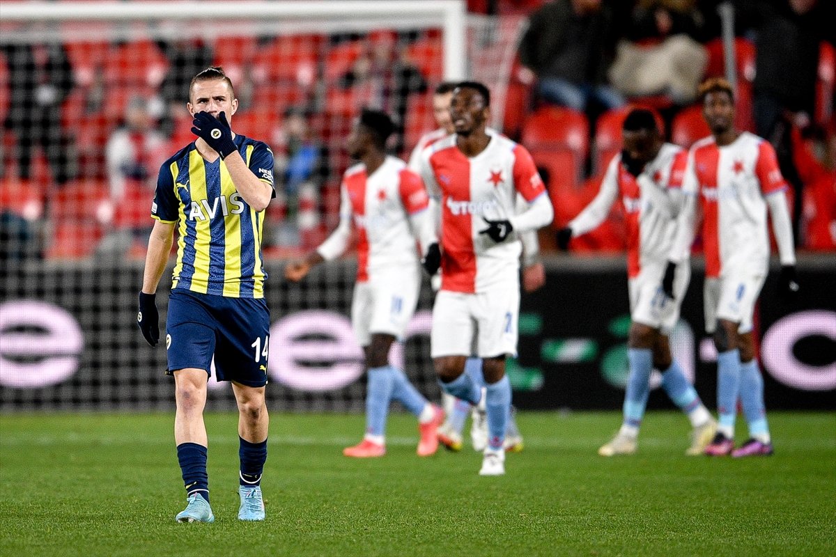 Fenerbahçe Konferans Ligi nde Slavia Prag a yenilerek elendi #2