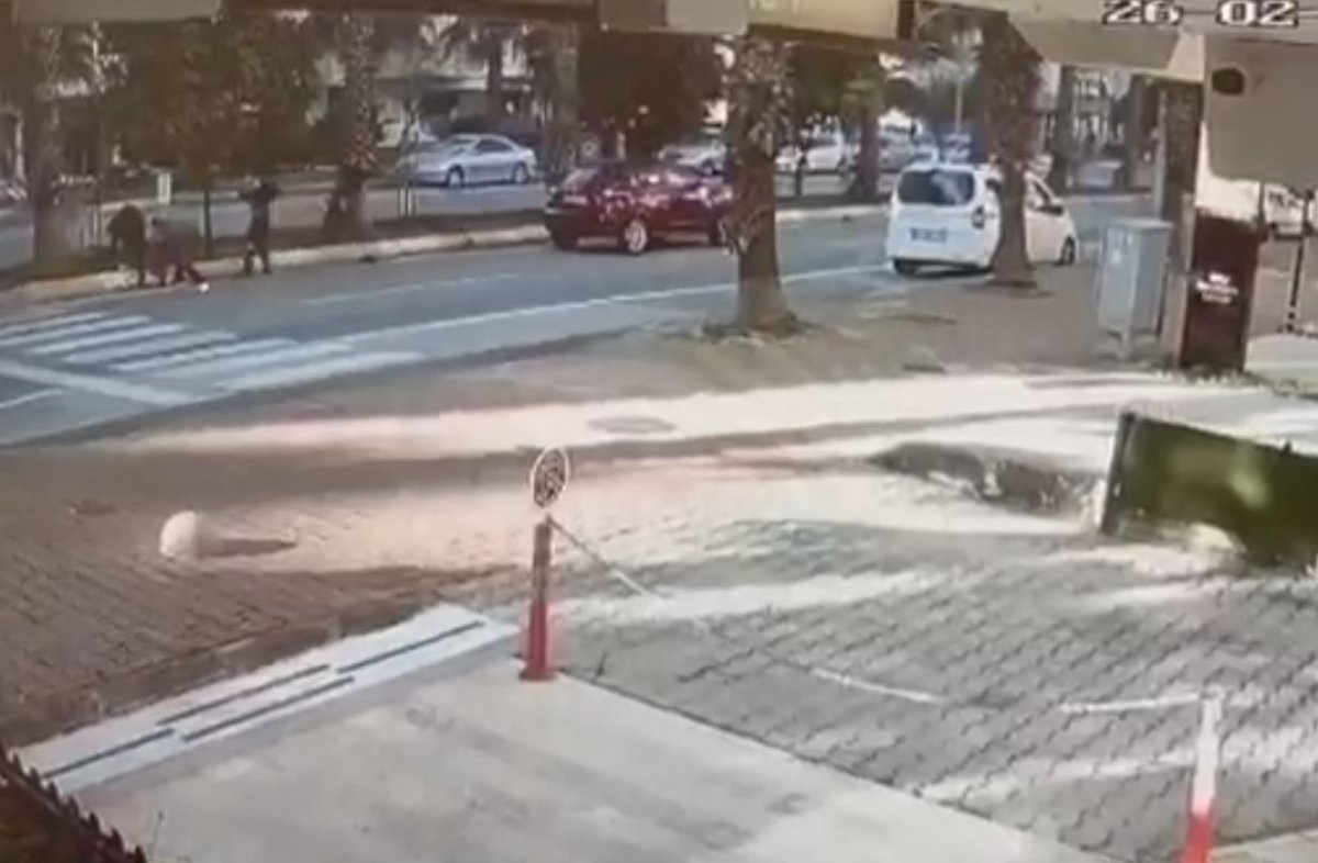 Antalya da yaya geçidinde kaza: Otomobil çocuğa çarptı #3