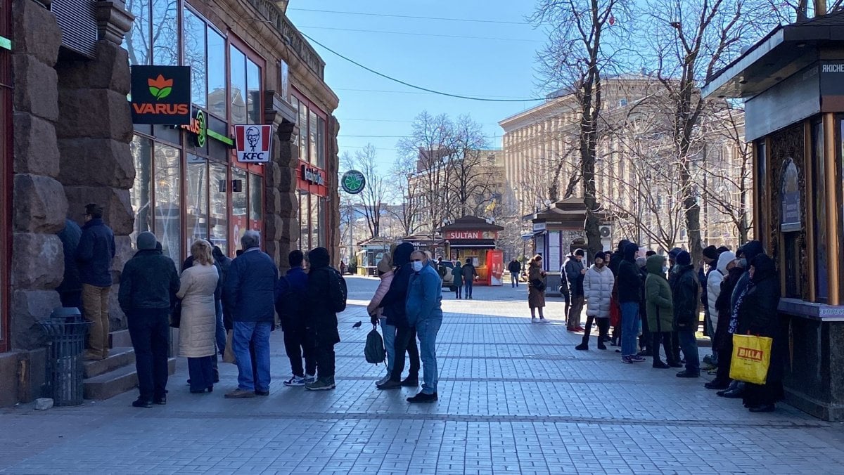 Kiev de sokağa çıkma yasağı kalkınca halk, marketlere akın etti #1