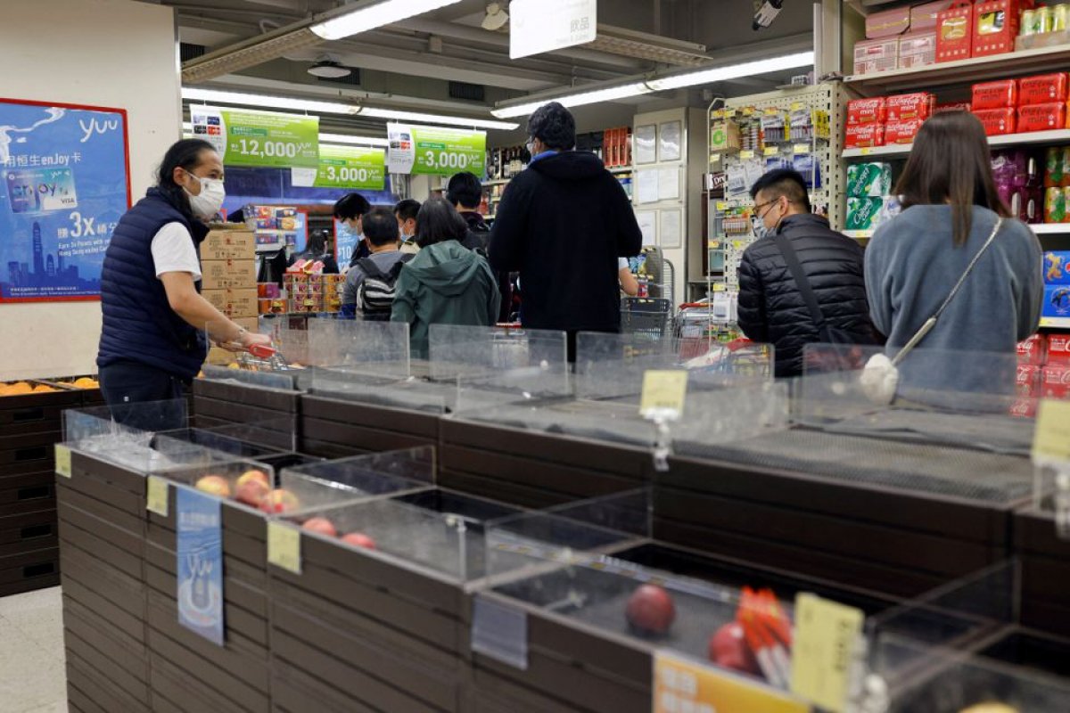 Hong Kong da halk, toplu koronavirüs testi endişesiyle market raflarını boşalttı #2