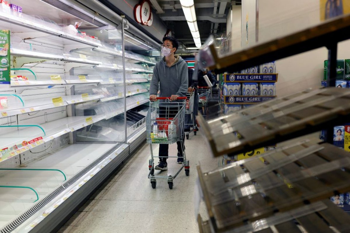 In Hong Kong, the public emptied the shelves of the supermarkets, worried about the mass coronavirus test #1